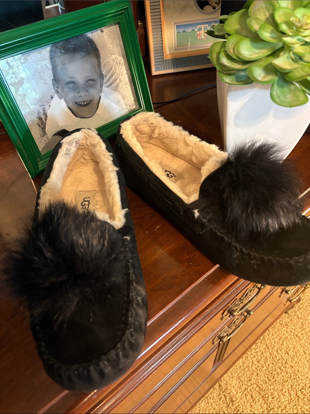UGG Wonen’s Sherpa Black Suede Pom-Pom Moccasin Slippers